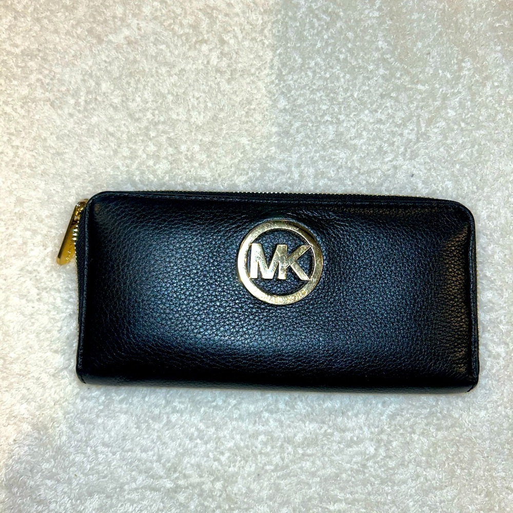Michael Kors Fulton Carry-All Wallet